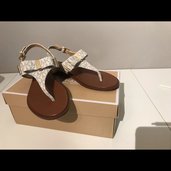 Michael Kors woman’s Bow Sandals - Picture 2 of 4